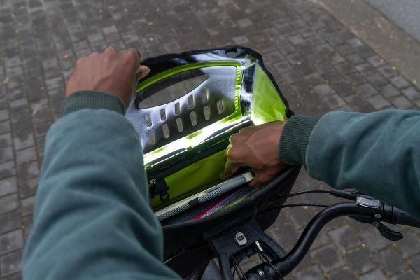 Ortlieb E-Glow Tankolaukku Sahkopyoriin A handlebar bag that was specially designed to meet the needs of e-bikers, the